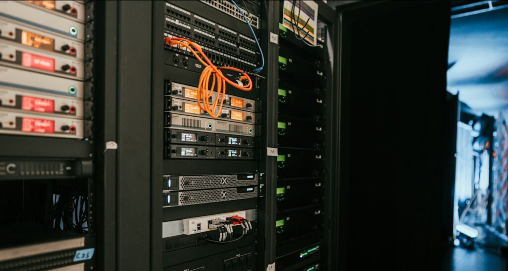 Serverkonsole mit Konfigurationseinstellungen als Symbol für IT-Systemhärtung im Mittelstand