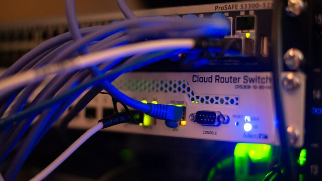 Netzwerktechnik mit angeschlossenen Kabeln im Serverraum